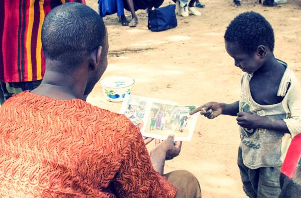 Les Peuls sont très amusés par les photographies que nous leurs apportons des missions précédentes. © Antoine Debontride