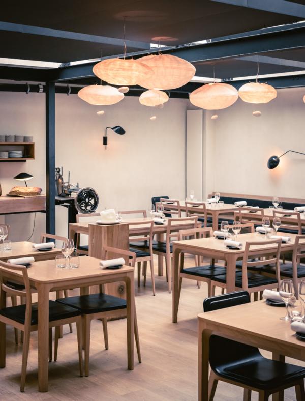 Le restaurant bénéficie d'un éclairage zénithal baignant de lumière la partie principale de la salle à manger © Jérôme Galland