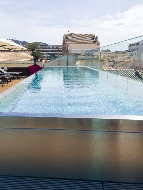 Piscine infinity sur le toit-terrasse de l'hôtel © Yonder.fr