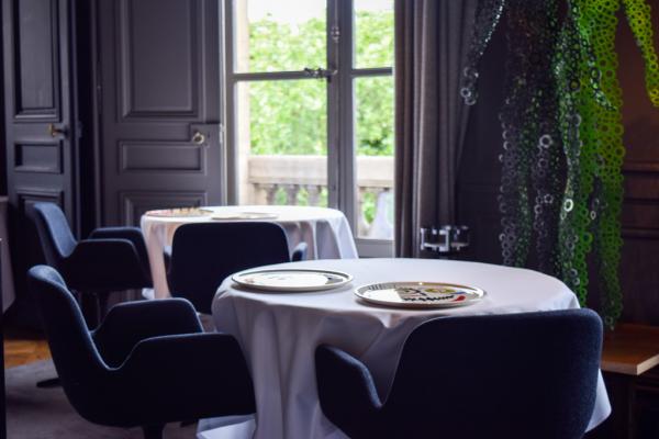 Partout dans le restaurant, des oeuvres d’art contemporain, comme ici sur la droite, L’Homme de Bessines de Fabrice Hyber © Yonder.fr Partout dans le restaurant, des oeuvres d'art contemporain, comme ici sur la droite, L'Homme de Bessines de Fabrice Hyber © Yonder.fr