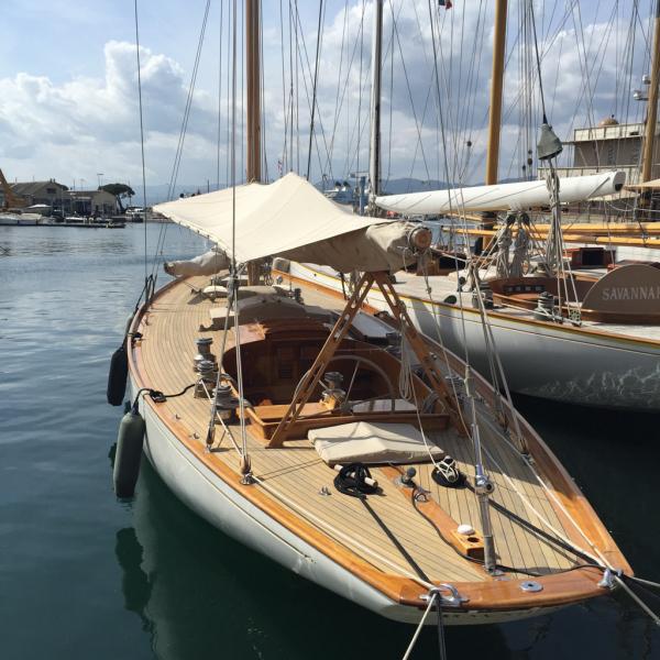 De splendides voiliers fascinent les badauds dans la marina du village | © Yonder.fr De splendides voiliers fascinent les badauds dans la marina du village | © Yonder.fr