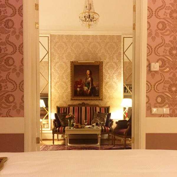 Luxe absolu dans l’une des suites du Grand Hotel Europe © YONDER.fr