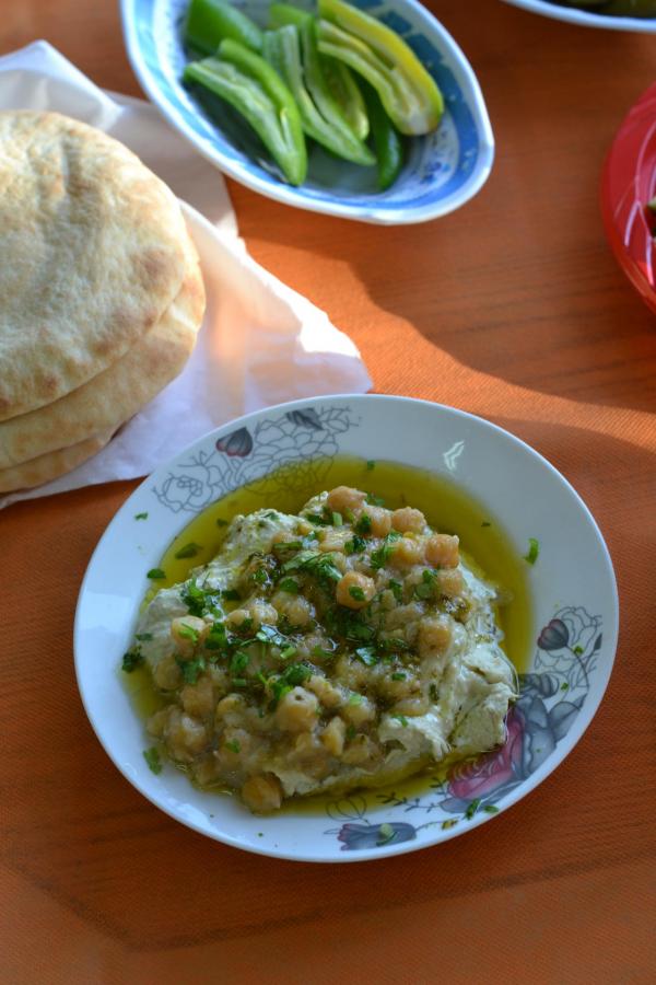 Houmous surmonté de pois chiche, le tout arrosé d’huile d’olive © Mélissa Leroux