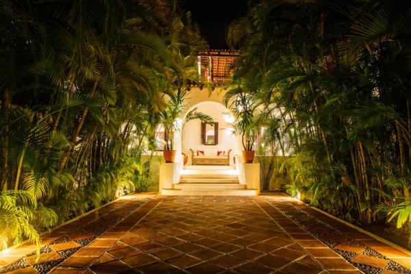 Vers la villa principale, une fois la nuit tombée © Yonder.fr Vers la villa principale, une fois la nuit tombée © Yonder.fr