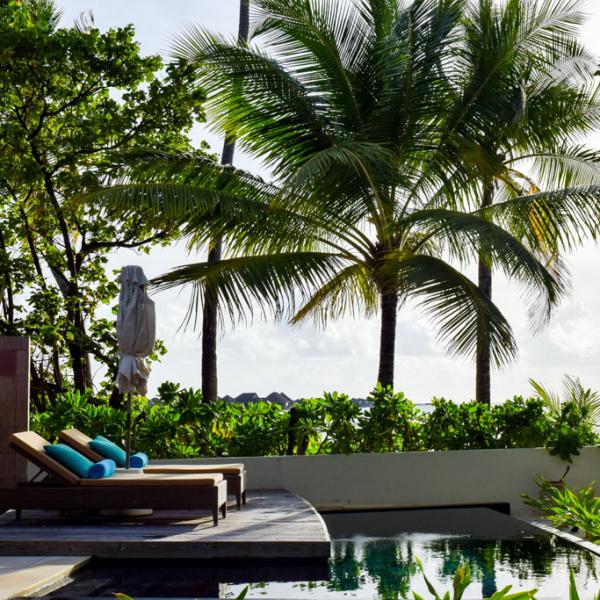 Coucher de soleil dans l’une des Beach Villas de la côte ouest de l’île © Yonder.fr Coucher de soleil dans l'une des Beach Villas de la côte ouest de l'île © Yonder.fr