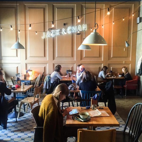 A l’intérieur du très tendance café-resto-bar Jack & Chan | © Yonder.fr