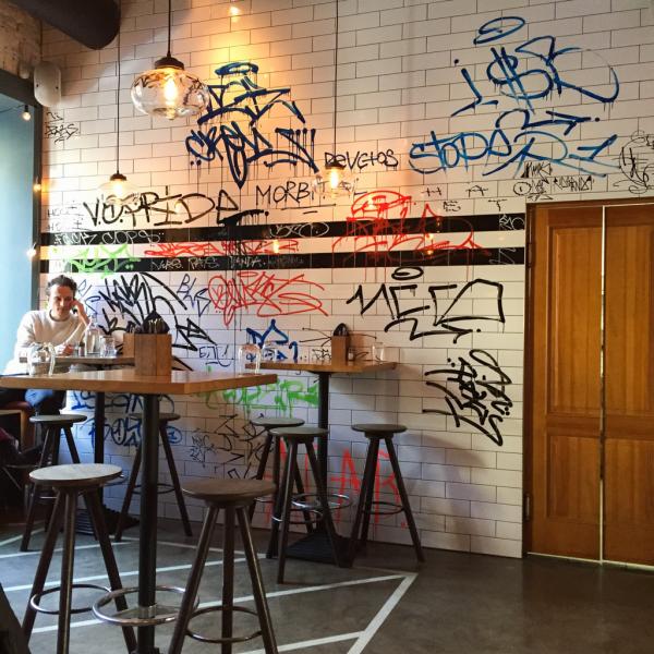 Avec ses tags sur les murs, Jack & Chan est l’un des points de rendez-vous des hipsters Saint-Pétersbourgeois |© Yonder.fr