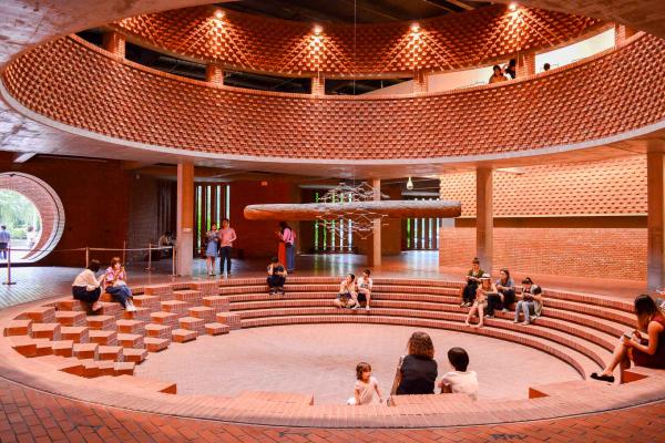 Les marches du forum accueillent les visiteurs fatigués. © Pierre Gunther Les marches du forum accueillent les visiteurs fatigués. © Pierre Gunther