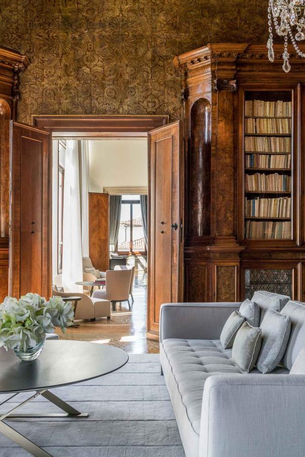 Comme dans toutes les propriétés Aman, on retrouve une bibilothèque, particulièrement somptueuse à Venise © Aman Comme dans toutes les propriétés Aman, on retrouve une bibilothèque, particulièrement somptueuse à Venise © Ama