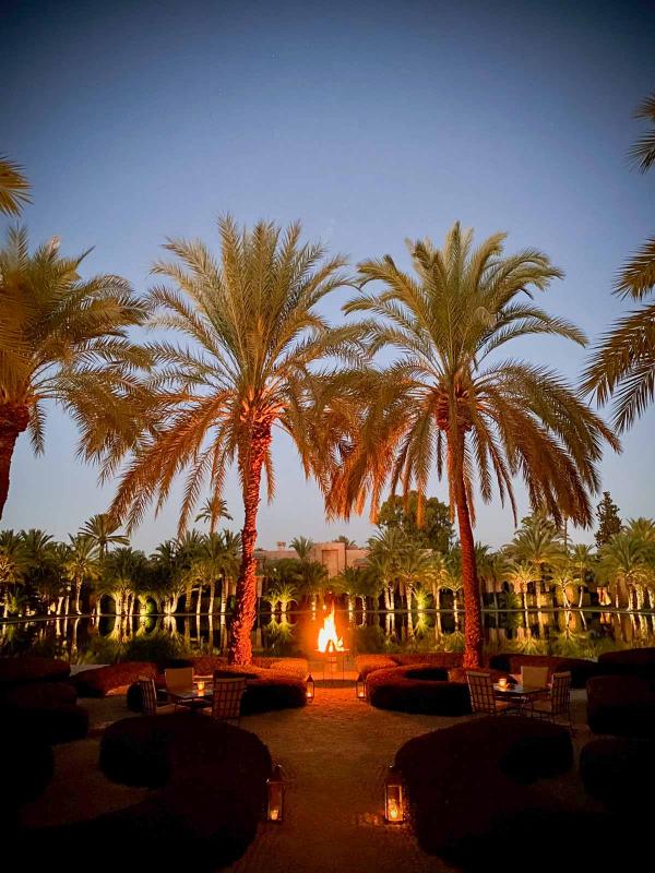 Amanjena et son brasero devant l’immense lac de l’hôtel © E. Laveran Amanjena et son brasero devant l’immense lac de l’hôtel © E. Laveran
