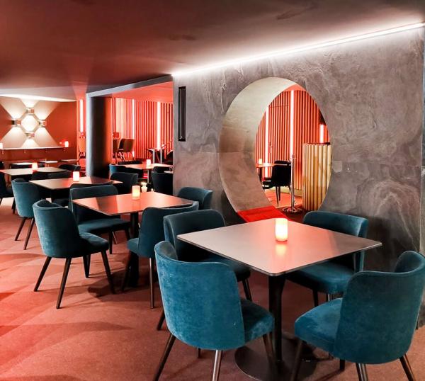 Assis on bar, on assiste au spectacle de la confection des cocktails © DR Assis on bar, on assiste au spectacle de la confection des cocktails © DR