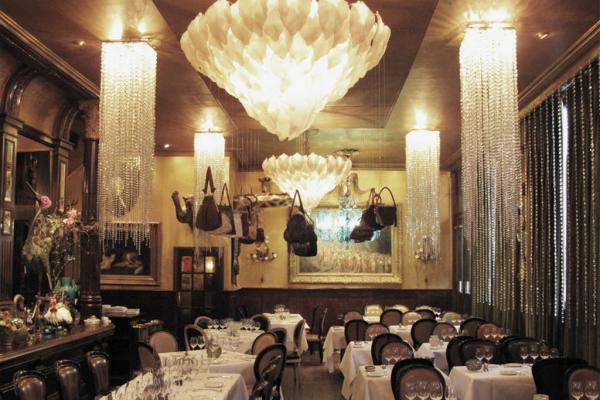 L’intérieur façon cabinet de curiosités du restaurant Les Trois Garçons | © Les Trois Garçons L'intérieur façon cabinet de curiosités du restaurant Les Trois Garçons | © Les Trois Garçons