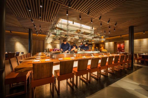 L’intérieur design mais chaleureux du très en vue restaurant Roka | © Richard Southall:Emphasis L'intérieur design mais chaleureux du très en vue restaurant Roka | © Richard Southall:Emphasis