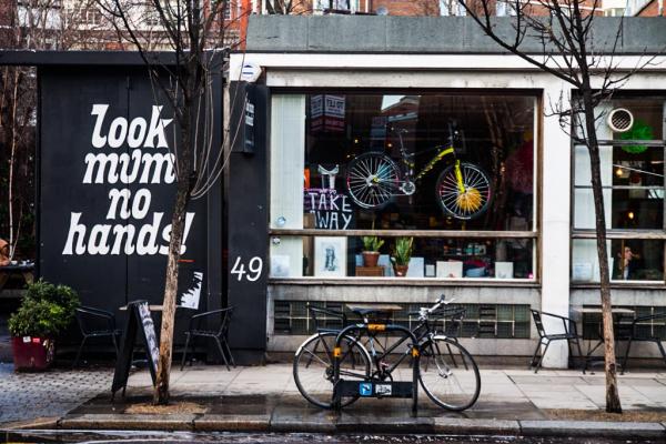 Le café Look mum no hands !, très apprécié des cyclistes qui viennent y faire réparer leurs bécanes | © Mathieu Belay Le café Look mum no hands !, très apprécié des cyclistes qui viennent y faire réparer leurs bécanes | © Mathieu Belay