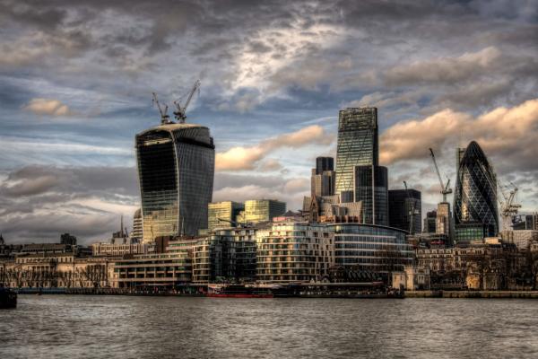 La skyline de la City, le 20 Fenchurch St, surnommé le Talkie-Walkie sur la gauche, le 122 Leadenhall au centre et le Gherkin de Sir Norman Foster sur la droite | © Flickr CC - neilalderney123 - https://flic.kr/p/jyeFvW La skyline de la City, le 20 Fenchurch St, surnommé le Talkie-Walkie sur la gauche, le 122 Leadenhall au centre et le Gherkin de Sir Norman Foster sur la droite | © Flickr CC - neilalderney123 - https://flic.kr/p/jyeFvW