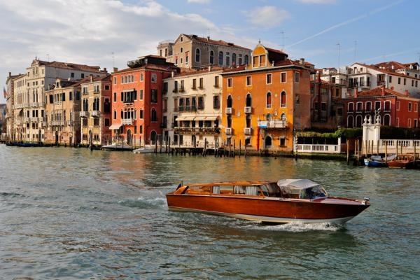 Bateau-taxi sur le Grand Canal | © Flickr CC – DarkB4Dawn - https://flic.kr/p/7PtynQ