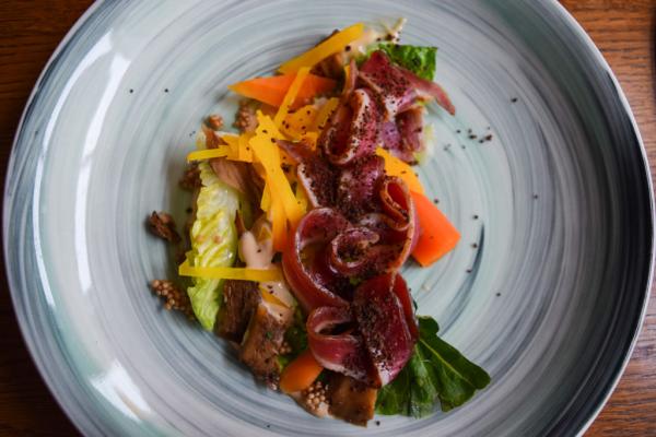 La salade de canard gourmande est aussi jolie que gourmande chez Leib | © Yonder.fr