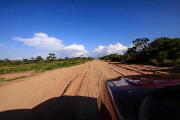 Nous laissons Barreirinhas pour emprunter une piste bis en direction de Barra Grande. | © Cédric Aubert Nous laissons Barreirinhas pour emprunter une piste bis en direction de Barra Grande. | © Cédric Aubert