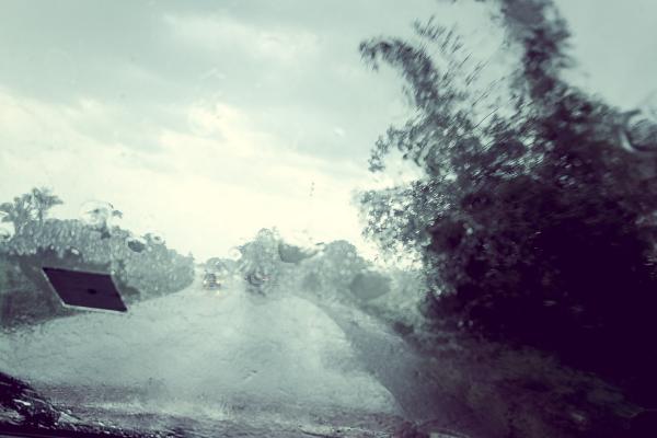 La visibilité devient très difficile. De plus, de nombreux éboulements rendent la route difficilement praticable. | © Cédric Aubert. | © Cédric Aubert La visibilité devient très difficile. De plus, de nombreux éboulements rendent la route difficilement praticable. | © Cédric Aubert. | © Cédric Aubert