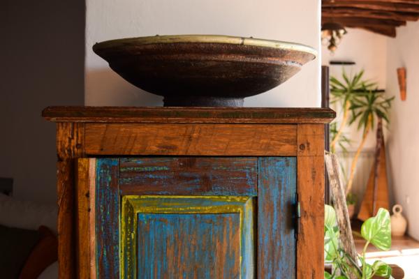 Une partie du mobilier de Can Pujolet a été chiné un peu partout en Espagne | © Yonder.fr Une partie du mobilier de Can Pujolet a été chiné un peu partout en Espagne | © Yonder.fr