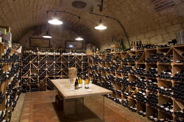 La cave de la Côte Saint-Jacques, riche en vins bio, biodynamiques et natures © Serge Detalle La cave de la Côte Saint-Jacques, riche en vins bio, biodynamiques et natures © Serge Detalle