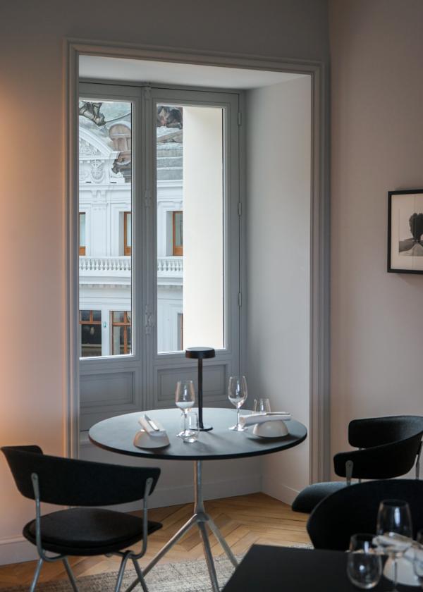 La Halle aux Grains : table avec vue sur la coupole de Bourse de Commerce © MB|YONDER.fr La Halle aux Grains : table avec vue sur la coupole de Bourse de Commerce © MB|YONDER.fr