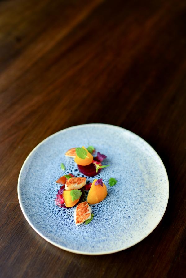 Dans le restaurant Lysverket, Christopher Haatuft développe une cuisine personne dite "néo-fjordique" © Bonjwing Lee