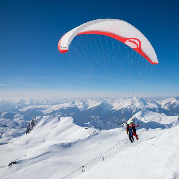 Initiation au parapente à La Plagne face aux montagnes © P. Augier Initiation au parapente à La Plagne face aux montagnes © P. Augier