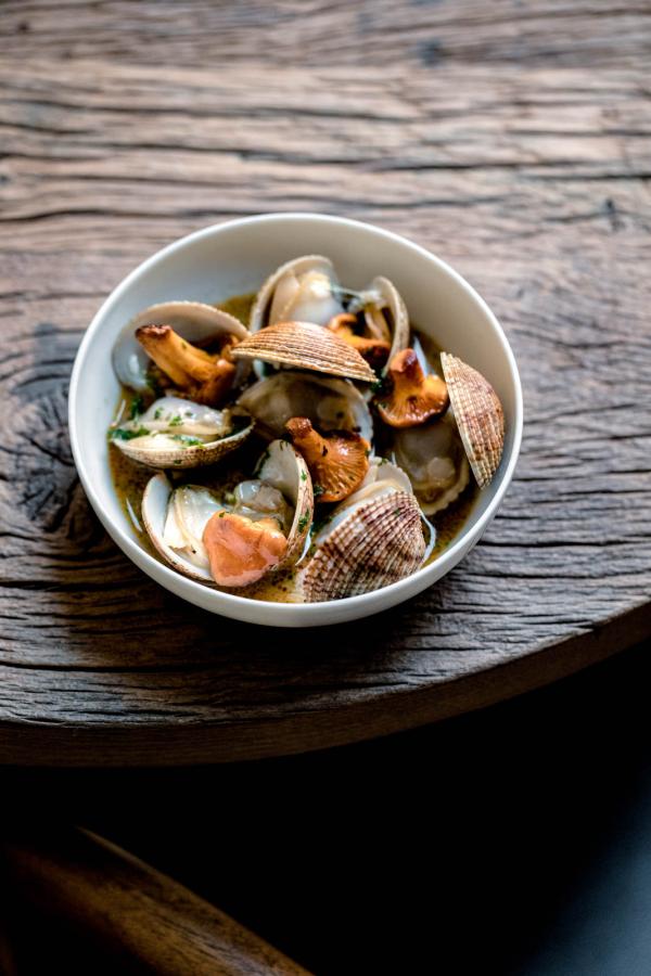 Praire, moule, girolle, vin jaune © Maxime Bouttier Géosmine Praire, moule, girolle, vin jaune © Maxime Bouttier Géosmine