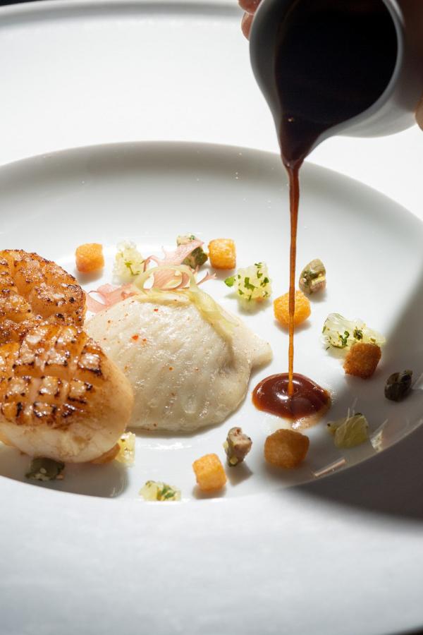 Saint-Jacques et topinambour sauce matelote © Michael Boudot