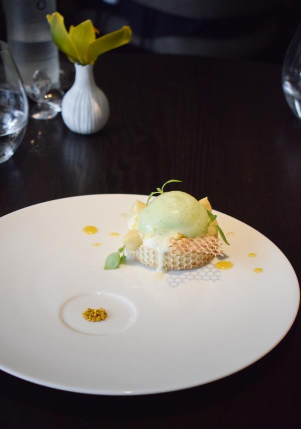 « Lait miel de mon enfance, parfum d’hysope, pollen » © YONDER.fr " Lait miel de mon enfance, parfum d'hysope, pollen " © YONDER.fr