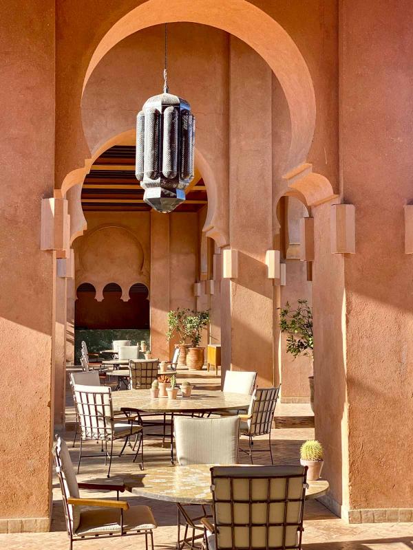 Amanjena — Dîner entre les colonnades © E. Laveran Amanjena — Dîner entre les colonnades © E. Laveran