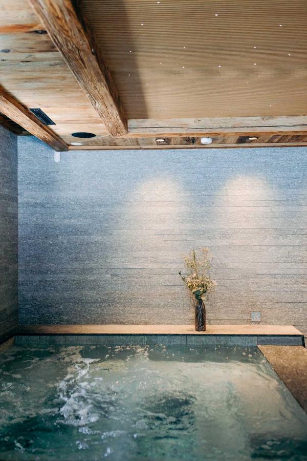 Armacette Hôtel, Chalets & Spa | Jacuzzi © Elise Morgan Armacette Hôtel, Chalets & Spa | Jacuzzi © Elise Morgan