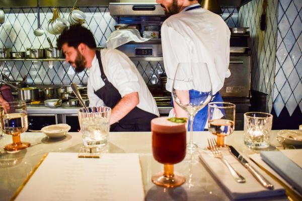 Dîner au comptoir, face à la cuisine ouverte de Balagan © YONDER.fr