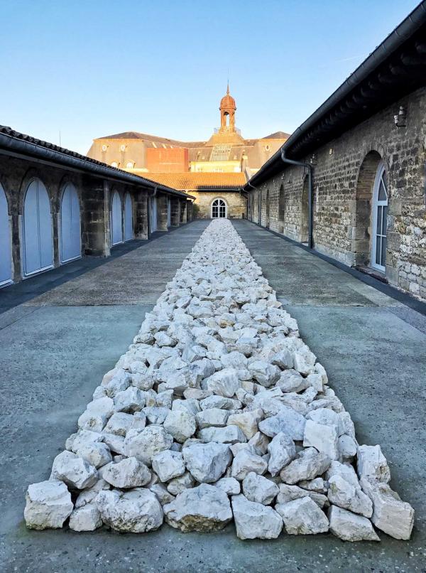 White Rock Line (1990), une oeuvre "in situ" par l'artiste Richard Long sur le toit-terrasse du CAPC © YONDER.fr