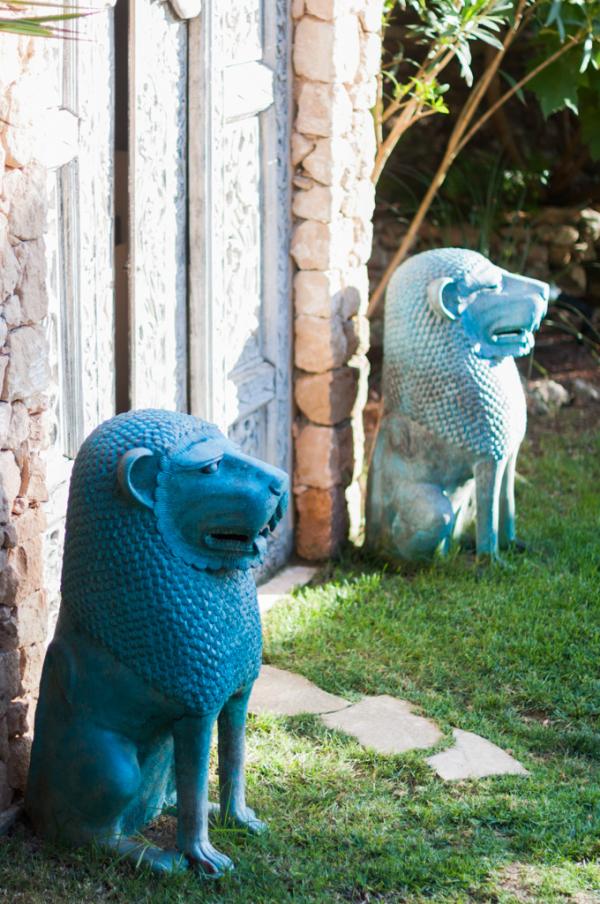 Des lions gardent l’entrée de la douche de la piscine | © Can Xuxu