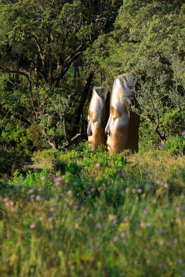 Jaume Plensa, Les trois Alchimistes, 2018. © Fondation Carmignac – © Adagp, Paris, 2021- Photo : Camille Moirenc