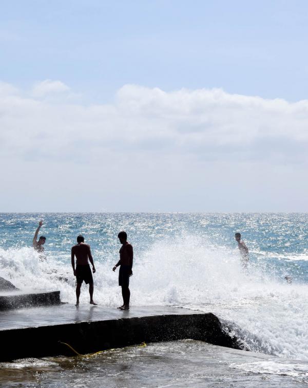 Alors que les vagues déferlent sur le petit port de Vernazza, les gamins du village en profitent pour se rafraîchir © YONDER.fr Alors que les vagues déferlent sur le petit port de Vernazza, les gamins du village en profitent pour se rafraîchir © YONDER.fr