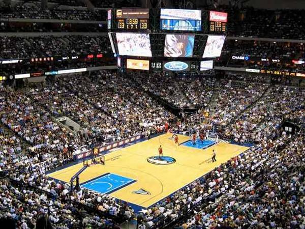 Les Dallas Mavericks jouent à l'American Airlines Center, dans Downtown Dallas © DR