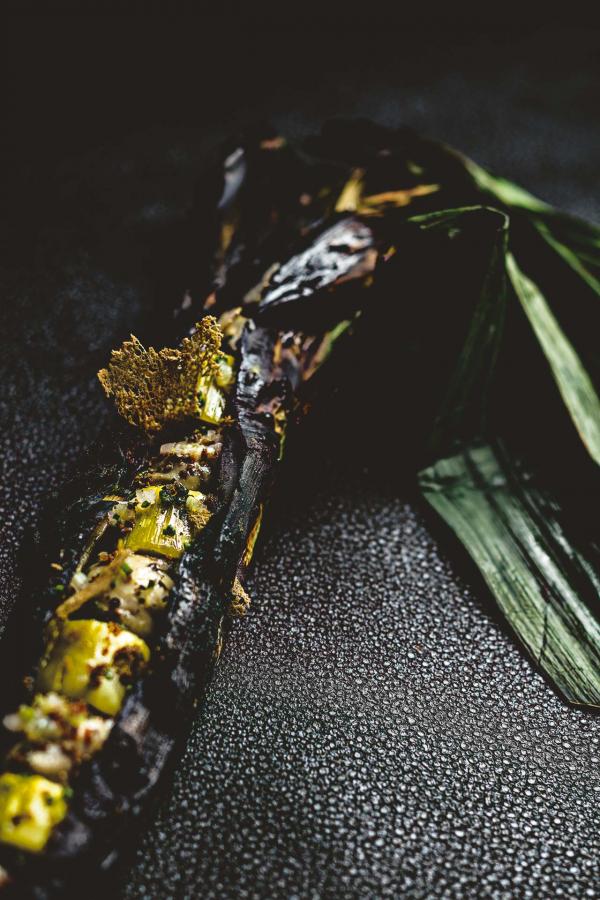 Poireaux cuits au gril, beurre d’algues, cébette et citron, tartare d’huîtres Perle Blanche © Benoit Linero Poireaux cuits au gril, beurre d’algues, cébette et citron, tartare d’huîtres Perle Blanche © Benoit Linero