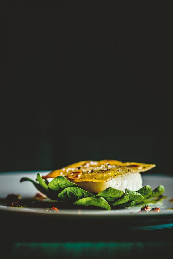 Merlan de Saint-Gilles-Croix-de-Vie en croûte de pain de mie, tétragone mi-cuite à l’huile de curry © Benoit Linero Merlan de Saint-Gilles-Croix-de-Vie en croûte de pain de mie, tétragone mi-cuite à l’huile de curry © Benoit Linero