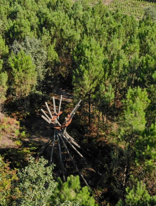 Forêt d'Art Contemporain – œuvre "Cœur chaud Bois d’Aquitaine" par Émilie Perotto, 2011 © DR