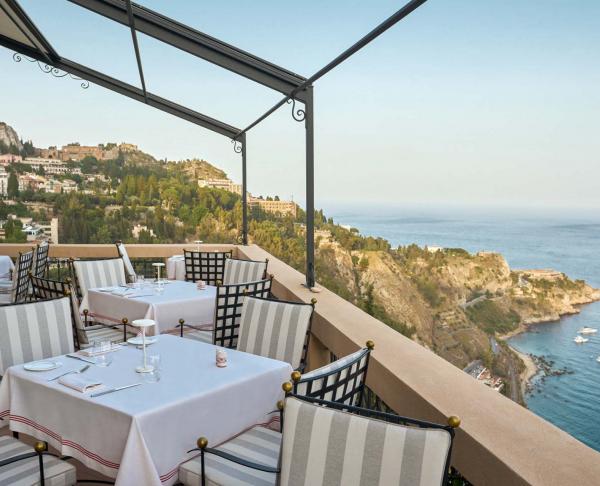 Terrasse du restaurant Rosso © Four Seasons Hotels & Resorts Terrasse du restaurant Rosso © Four Seasons Hotels & Resorts