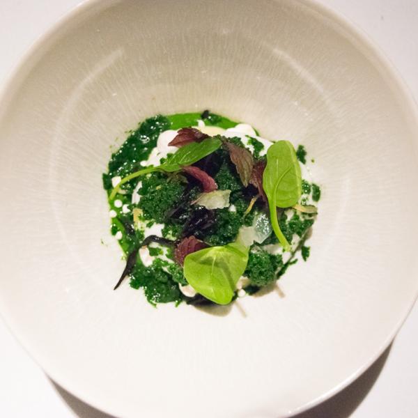 L'une des merveilles du dîner dégustation de Vrijmoed : dessert cédrat, épinard, chocolat blanc, matcha © Yonder.fr