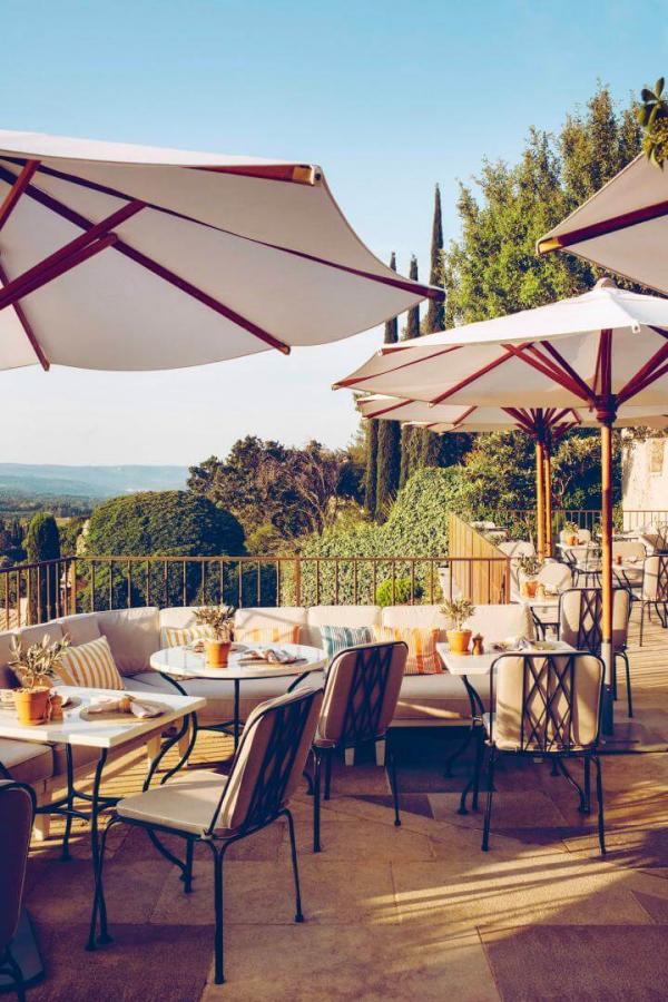 Hôtel Crillon le Brave — terrasse du restaurant © Hôtel Crillon le Brave Hôtel Crillon le Brave — terrasse du restaurant © Hôtel Crillon le Brave