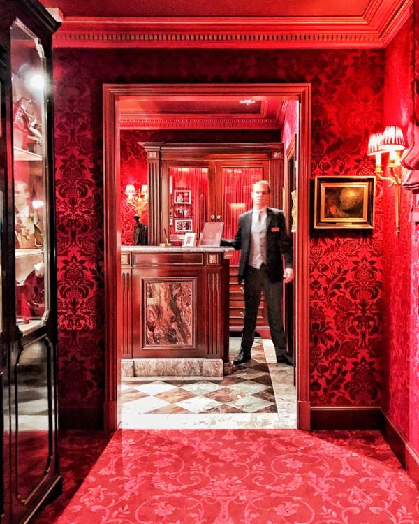 Arrivée à la réception, un décor rouge et intimiste © YONDER.fr