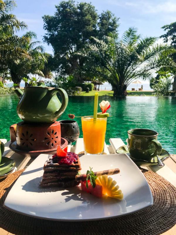 Petit-déjeuner au bord de la piscine © Camille Weyl Petit-déjeuner au bord de la piscine © Camille Weyl