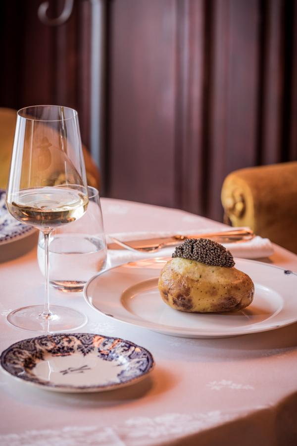 Maison Russe | Pomme de terre au four et caviar (de 98 à 330€) © Romain Ricard