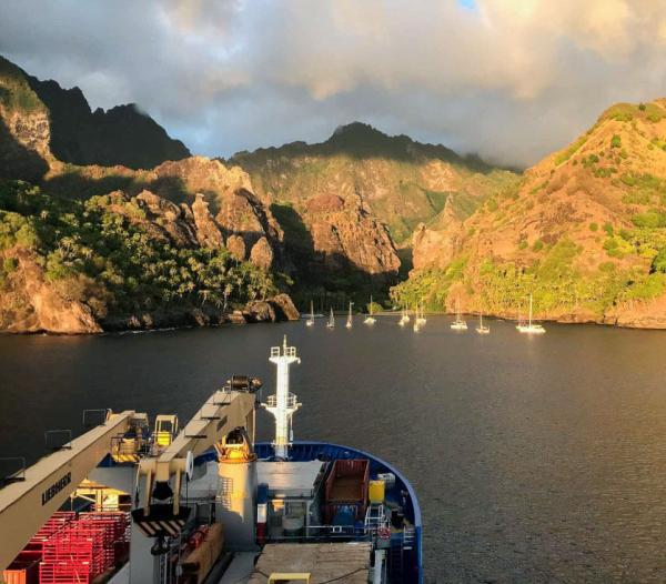 Arrivée au port de Hananave sur Fatu Hiva aux Marquises en cargo mixte © Mireille Gignoux | YONDER.fr Arrivée au port de Hananave sur Fatu Hiva aux Marquises en cargo mixte © Mireille Gignoux | YONDER.fr