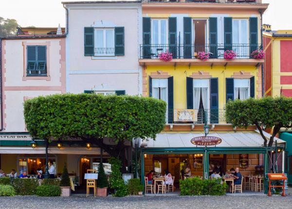 En bas à gauche, l’élégante terrasse du Chuflay, au sein du Belmond Splendido Mare © YONDER.fr En bas à gauche, l'élégante terrasse du Chuflay, au sein du Belmond Splendido Mare © YONDER.fr